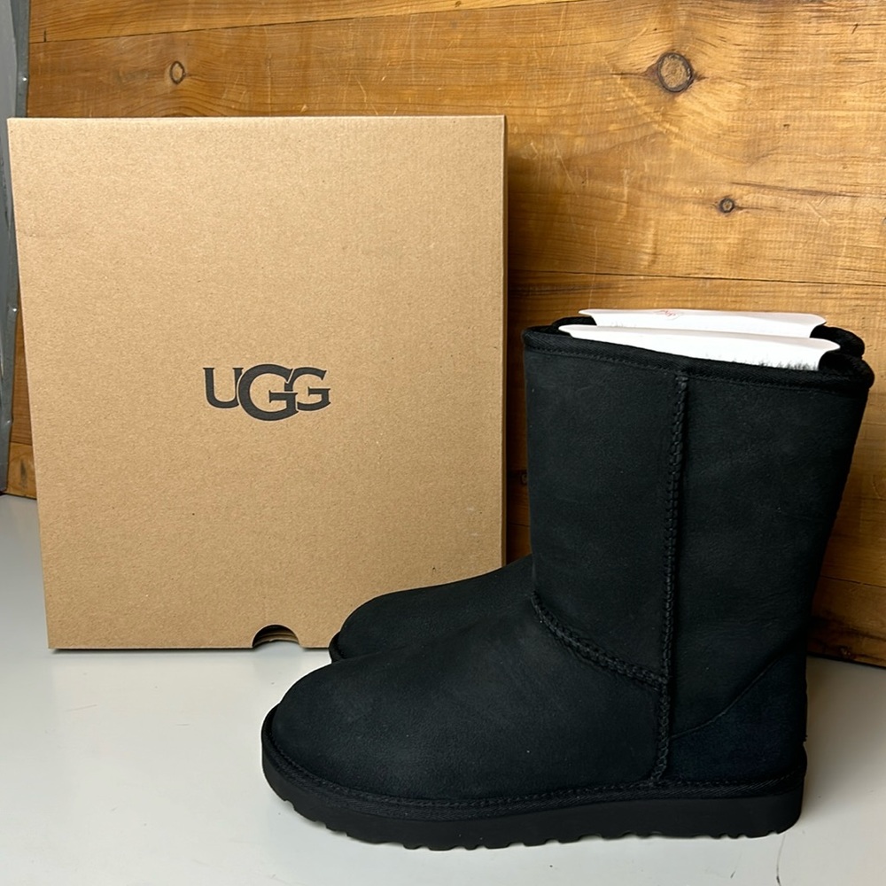 NIB Women’s UGG Classic Short II Black Shearling Sheepskin Boots
